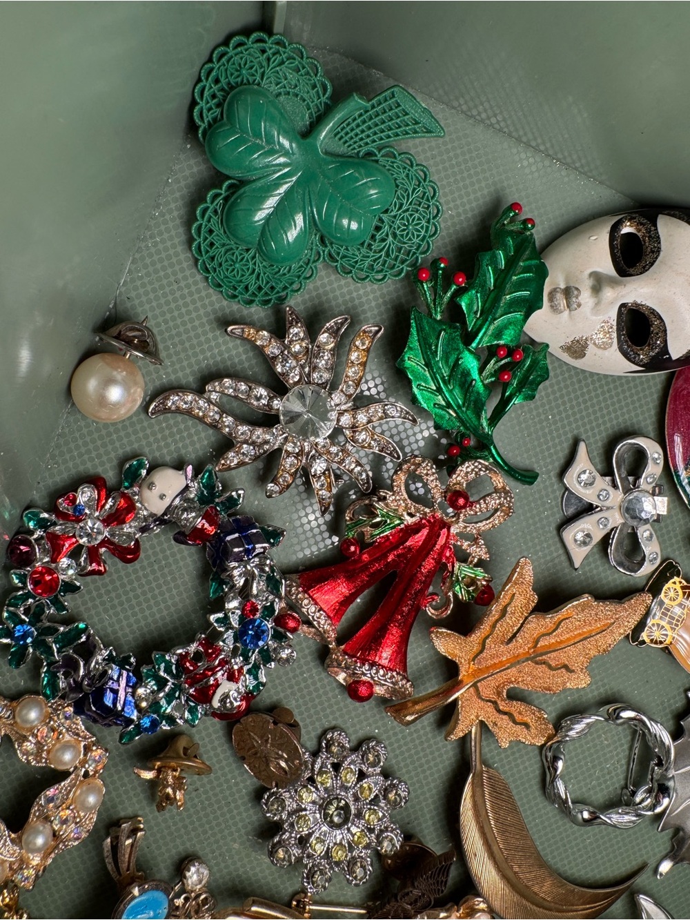 Assorted pins and brooches READ DESCRIPTION - Picture 5 of 5